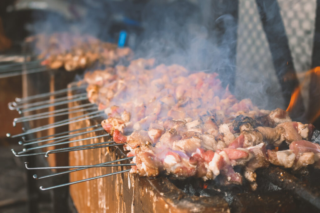 Penyajian sate dengan ruji merupakan keunikan tersendiri dari sate klatak. Sumber Tasteatlas
