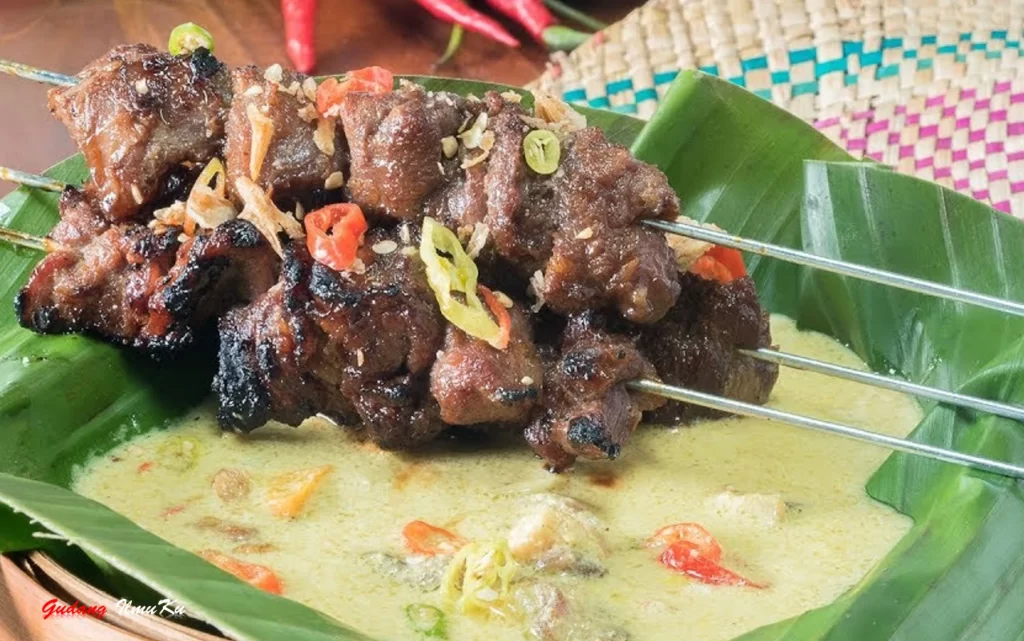 Penyajian sate klatak dengan kuah gulai untuk alternatif menu aqiqah. Sumber Gudangilmuku