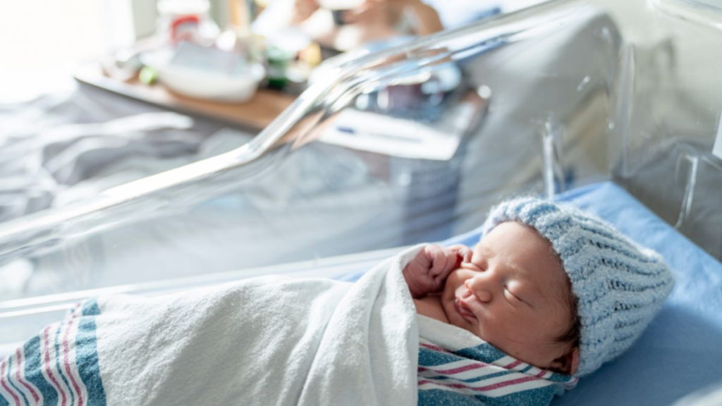 Setelah bayi lahir tidak perlu dimandikan karena masih memiliki lapisan lemak pelindung kulit untuk menjaga suhu tubuhnya. Sumber Klikdokter