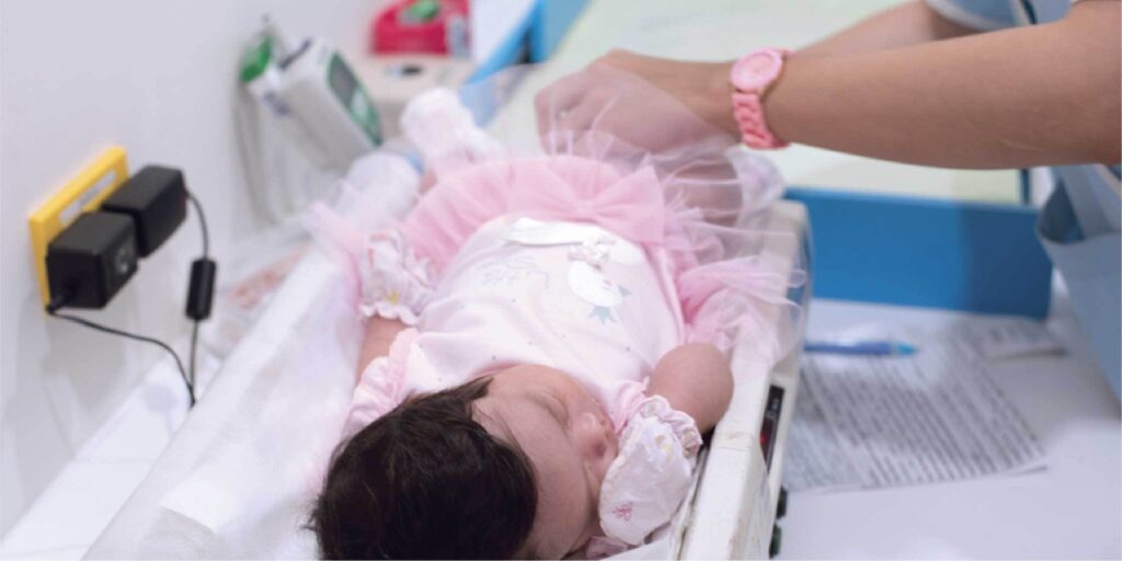 Memantau berat badan si kecil dengan menimbang. Sumber Ruangmom