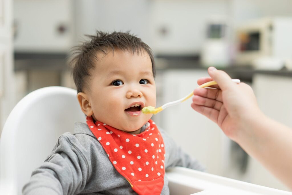 Memberikan makanan lunak akan melatih ketahanan gigi bayi. Sumber Rsiastellamaris