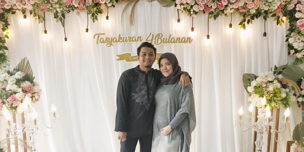 Dekorasi acara aqiqah sederhana tema kehamilan. Sumber Bridestory