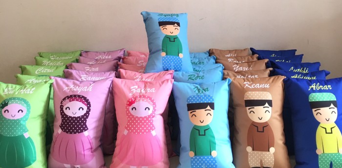Souvenir sederhana berupa bantal custom yang lucu. Sumber Tokopedia