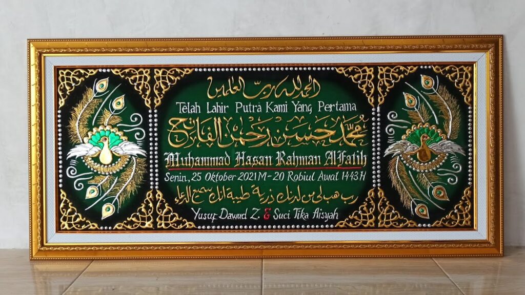 Menggunakan kaligrafi sebagai souvenir aqiqah sederhana. Sumber Youtube