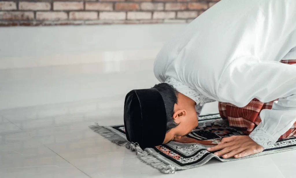 Sujud syukur merupakan cara untuk menyampaikan rasa syukur yang lebih intens dan dalam kepada Allah SWT. Sumber Berita99