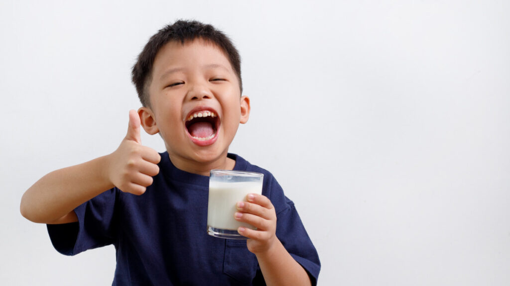 Minum susu untuk membantu memperkuat gigi susu anak. Sumber Klikdokter