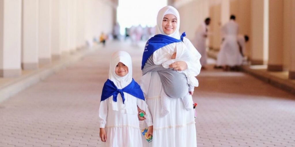 Ilustrasi sabar dan tetap fleksibel dalam menghadapi situasi saat perjalanan umroh bersama anak. Sumber Dream