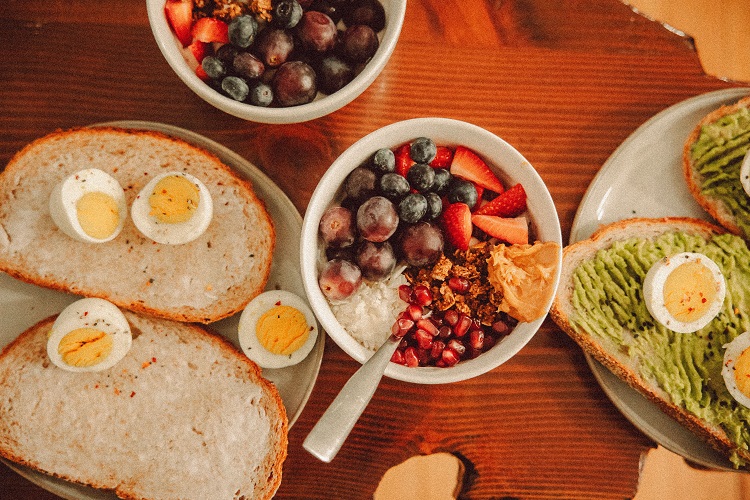Mengkonsumsi makanan yang bernutrisi, Sumber: pexels.com